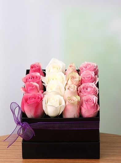 Siyah Kutuda Renkli Güller